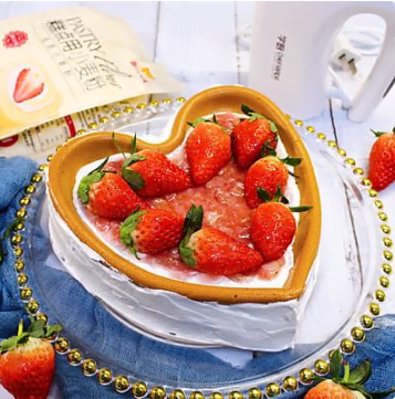 桃心草莓蛋糕，滿滿的草莓香氣，漂亮又美味